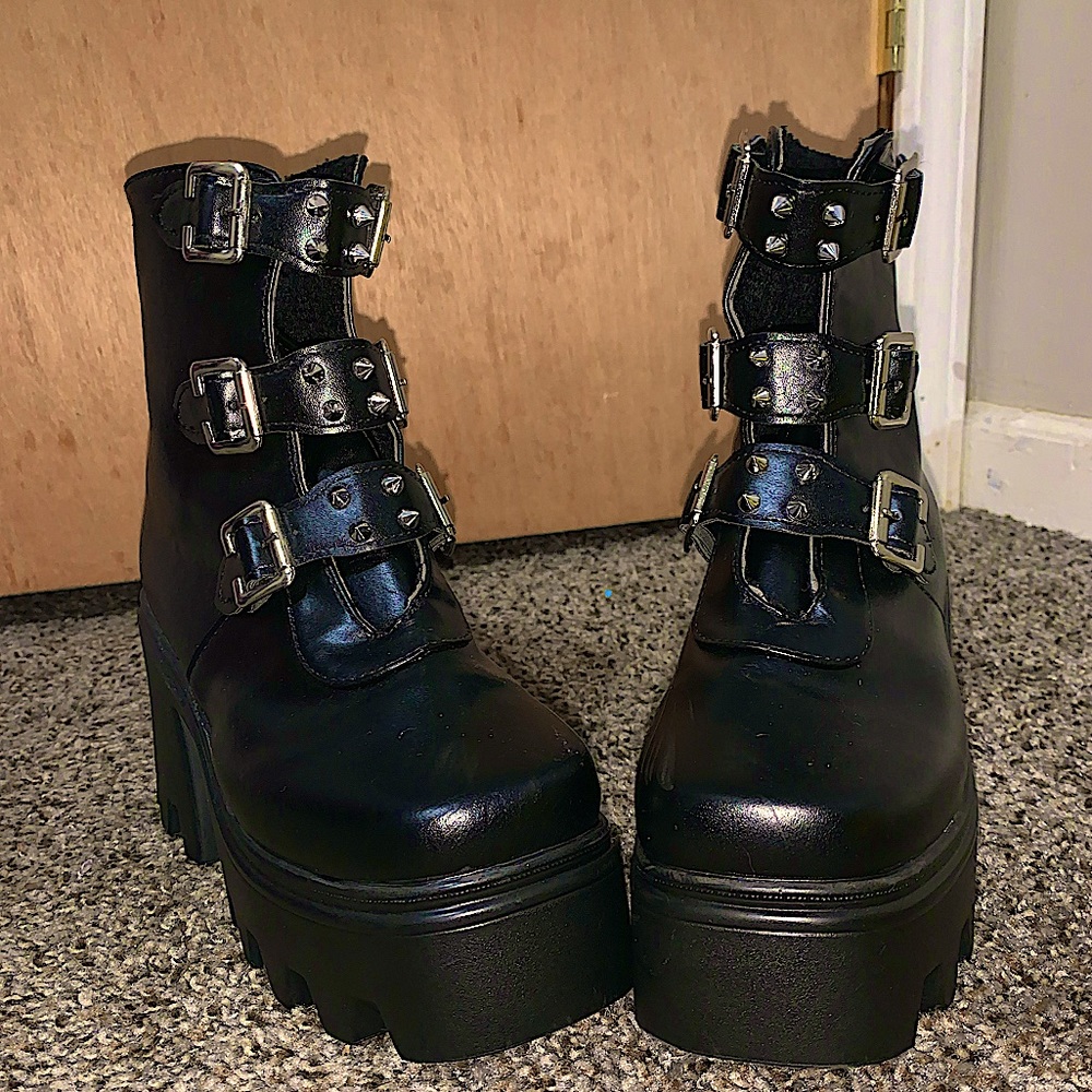 Alt/Grunge/Emo Black Boots. Great height booster, perfect for your cute fits🥰